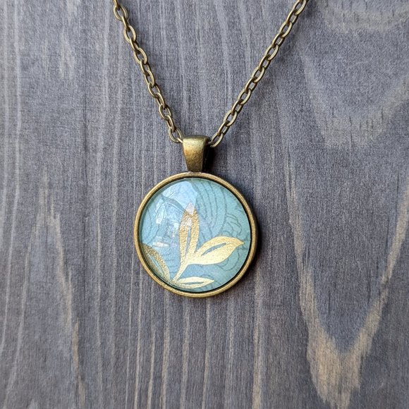 Glass Dome Cabochon Necklace with Gold Leaves & Pale Green Lines Pattern - Picture 6 of 16